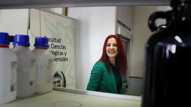 La investigadora y miembro de la reserva de astronautas de la Agencia Espacial Europea (ESA), Sara García, con la rectora, Nuria González