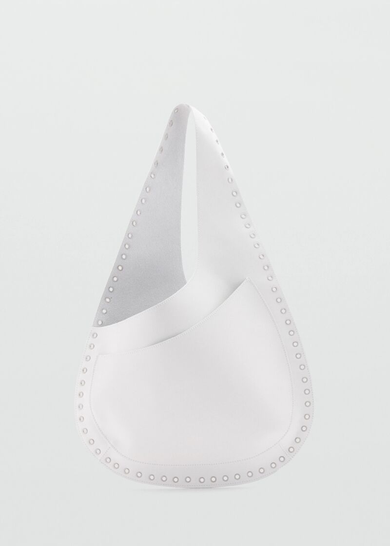Bolso de tachuelas.