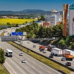 La carretera AP-7 Dde Barcelona junto con una señal de Zona de Bajas Emisiones