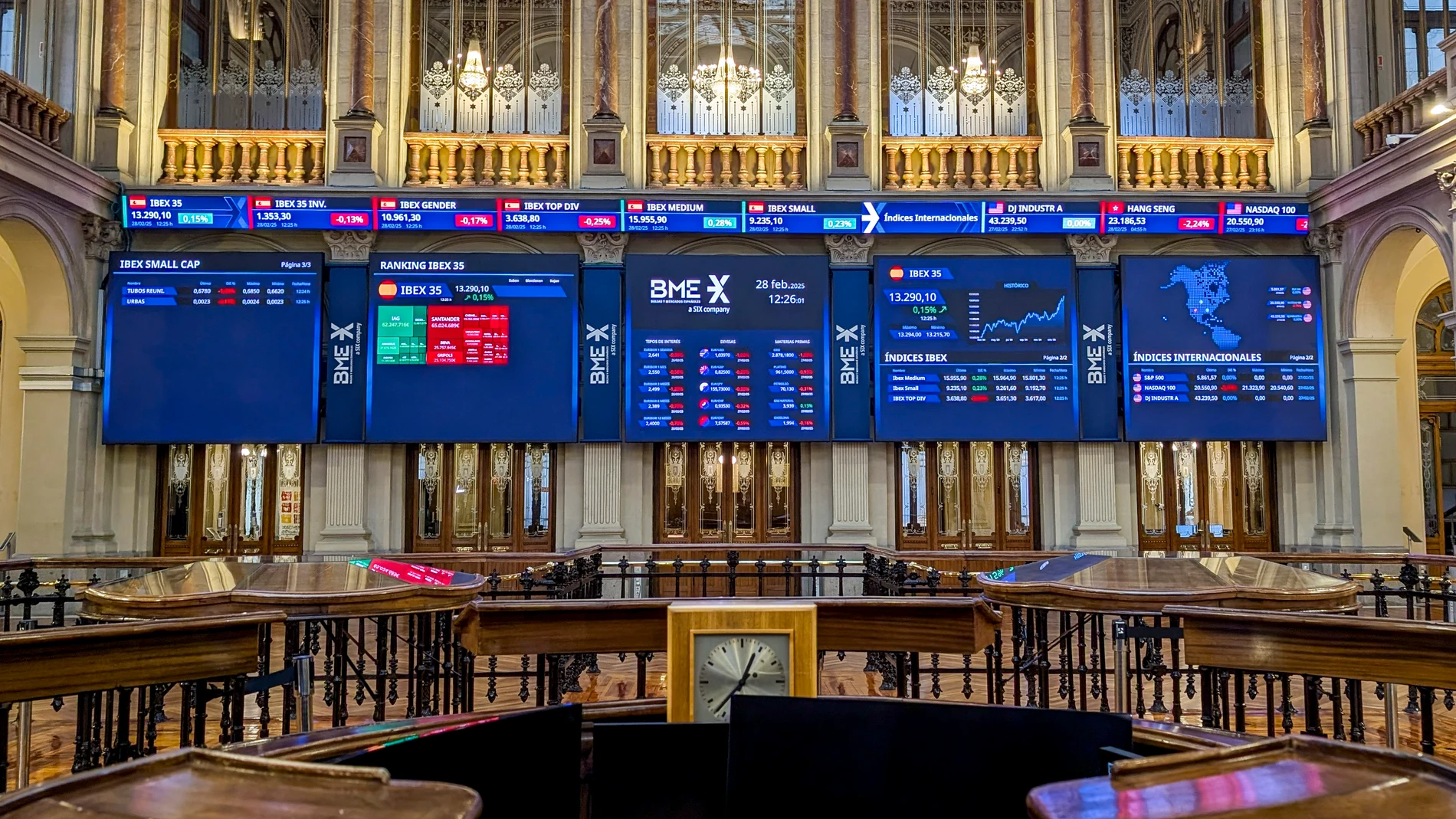 MADRID, 28/02/2025.- La Bolsa española muestra indefinición en esta sesión, con bajadas y subidas, registrando un leve ascenso del 0,11 %, e intentando acercarse de nuevo a la cota de los 13.300 puntos, mientras las bolsas europeas salvo Londres también apuestan por las caídas ante la preocupación por la política del presidente de EE.UU., Donald Trump. EFE/Vega Alonso