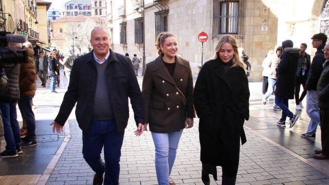 El portavoz del PP en el Congreso de los Diputados, Miguel Tellado, visita el casco antiguo de León acompañado de la vicesecretaria nacional de Movilización y Reto Digital, Noelia Núñez, y de la presidenta provincial y vicesecretaria nacional de Sanidad y Educación, Ester Muñoz