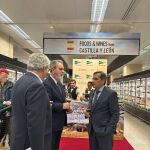 El director del Instituto para la Competitividad Empresarial de Castilla y León (Icecyl), Augusto Cobos, visita el punto de venta en Lisboa