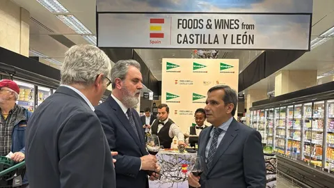 El director del Instituto para la Competitividad Empresarial de Castilla y León (Icecyl), Augusto Cobos, visita el punto de venta en Lisboa
