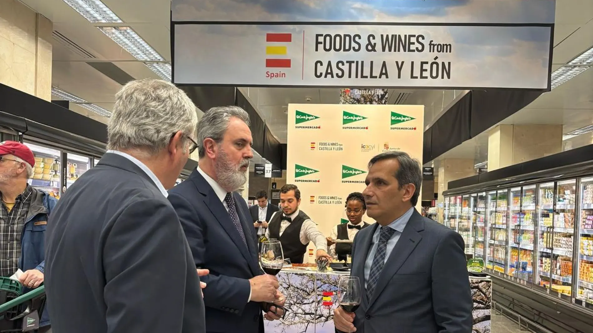 El director del Instituto para la Competitividad Empresarial de Castilla y León (Icecyl), Augusto Cobos, visita el punto de venta en Lisboa