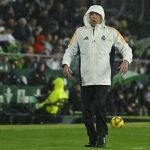 Ancelotti, protegido de la lluvia durante el partido ante el Betis