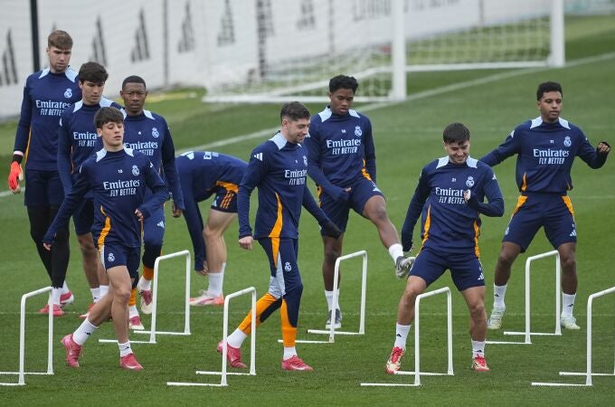 Fede Valverde, en el centro, en un entrenamiento del Real Madrid