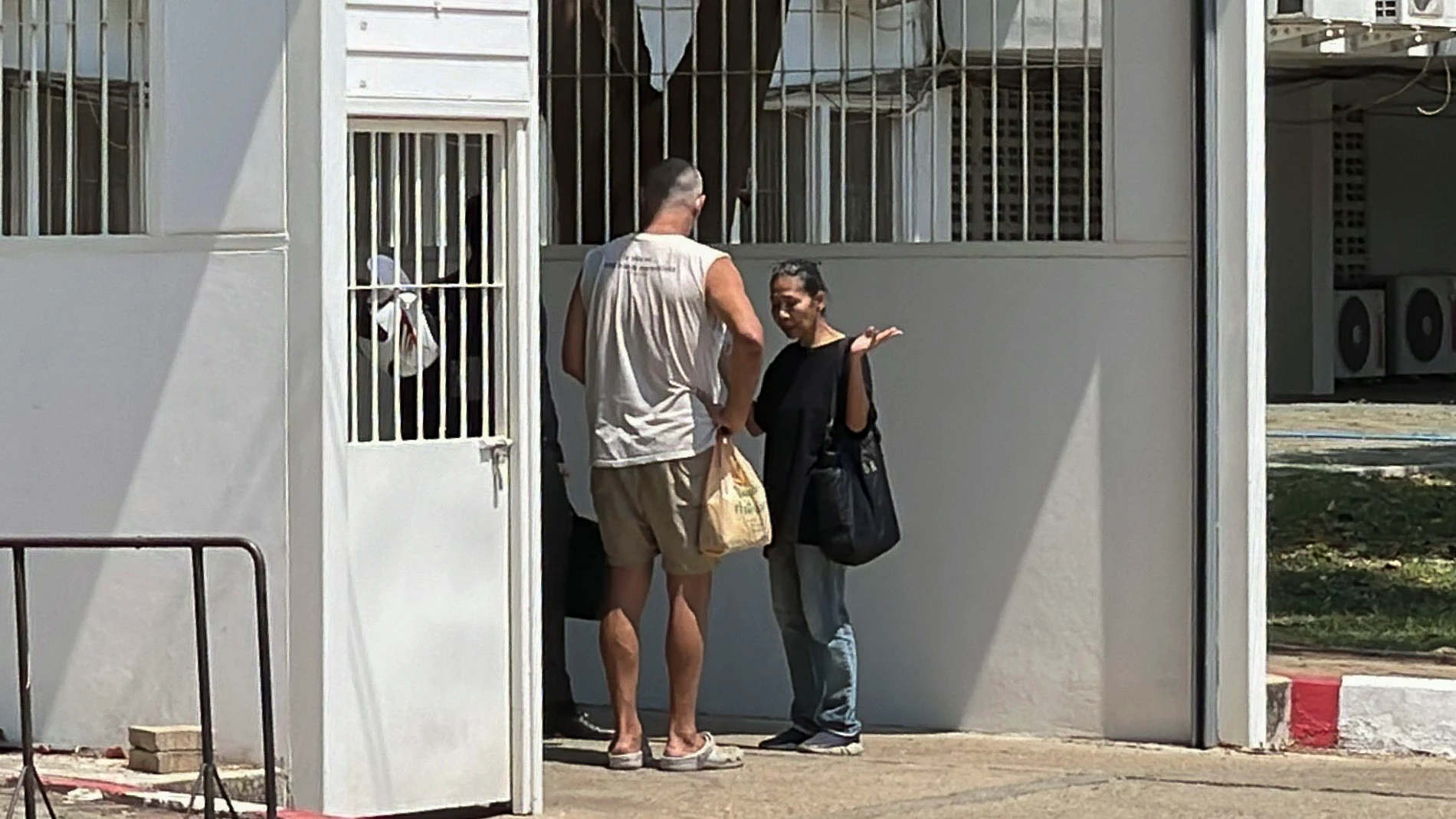 BANGKOK, 01/03/2025.- El youtuber y naturalista español Frank Cuesta (i) fue puesto en libertad bajo fianza este sábado tras comparecer en el Tribunal Provincial de Kanchanaburi (centro de Tailandia), después de ser detenido el jueves en el país asiático por la supuesta posesión ilegal de animales salvajes protegidos. Cuesta fue puesto este sábado en libertad bajo fianza, según confirmaron a EFE desde la corte, añadiendo que no pueden dar más detalles de la cantidad solicitada al español ni d...