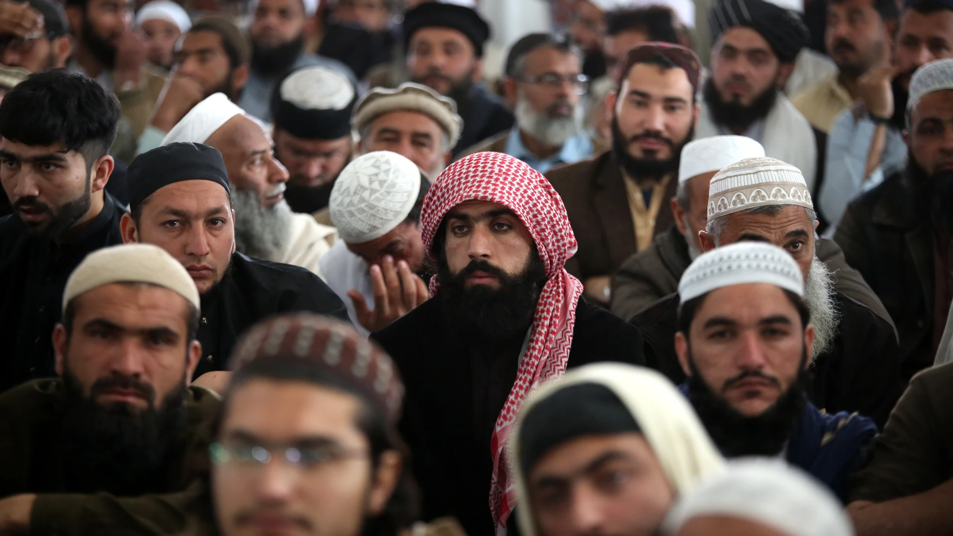 Akora Khattak (Pakistan), 01/03/2025.- People attend the funeral of Maulana Hamidul Haq Haqqani Maulana Hamidul Haq Haqqani, leader of the Islamic political party Jamiat Ulema-e-Islam-Sami (JUI-S), in Akora Khattak, Khyber-Pakhtunkhwa province, Pakistan, 01 March 2025. A suicide bombing at the Islamic seminary on 28 February killed at least four people, including Maulana Hamidul Haq Haqqani, the chief of Jamiat Ulema-e-Islam-Sami (JUI-S), following Friday prayers, police said. EFE/EPA/ARSHAD ...