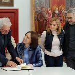 Morant, junto a Almenar, firma en el libro de honor, acompañada por la delegada del Gobierno, Pilar Bernabé, y el secretario de estado de Política Territorial, Arcadi España (izqda a dcha)