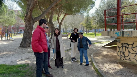 La concejal Mayte Martínez con vecinos en el Parque de la Paz de Las Delicias