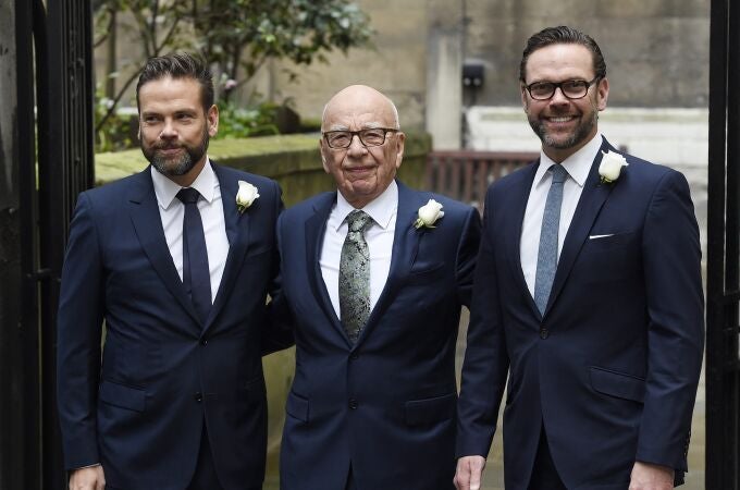otografía de archivo fechada el 5 de marzo de 2016 que muestra al magnate de los medios de comunicación Rupert Murdoch (c) con sus hijos Lachlan (i) y James (d) antes de la boda de Murdoch con la exmodelo Jerry Hall en Londres (Reino Unido). Murdoch, de 93 años, se casó en Estados Unidos con su prometida, Elena Zhukova, una bióloga retirada de 67 años, informó este domingo la cadena Fox News. EFE/ Facundo Arrizabalaga