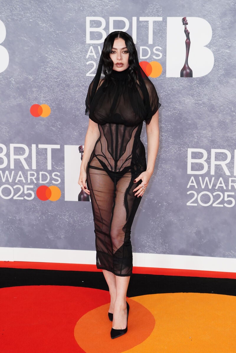 Charli xcx en los Brit Awards 2025.