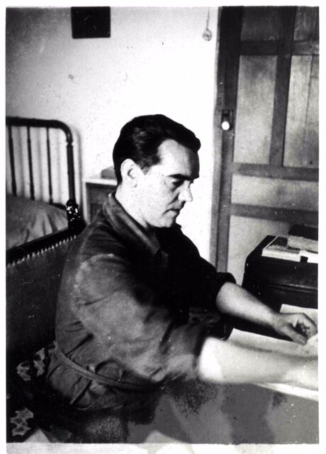 Federico García Lorca trabajando en su cuarto de la Huerta de San Vicente, fotografiado por Eduardo Blanco Amor