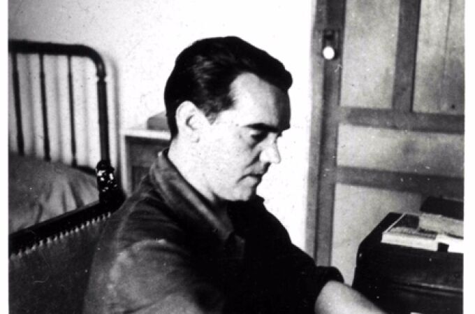 Federico García Lorca trabajando en su cuarto de la Huerta de San Vicente, fotografiado por Eduardo Blanco Amor