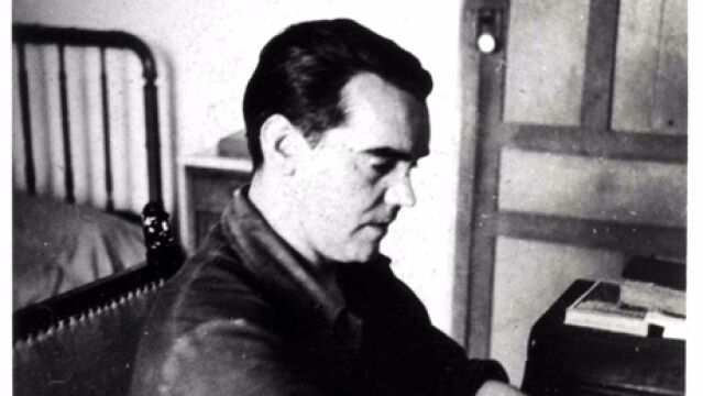 Federico García Lorca trabajando en su cuarto de la Huerta de San Vicente, fotografiado por Eduardo Blanco Amor