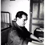 Federico García Lorca trabajando en su cuarto de la Huerta de San Vicente, fotografiado por Eduardo Blanco Amor