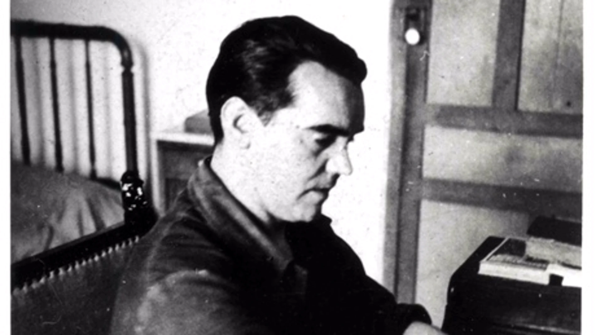 Federico García Lorca trabajando en su cuarto de la Huerta de San Vicente, fotografiado por Eduardo Blanco Amor