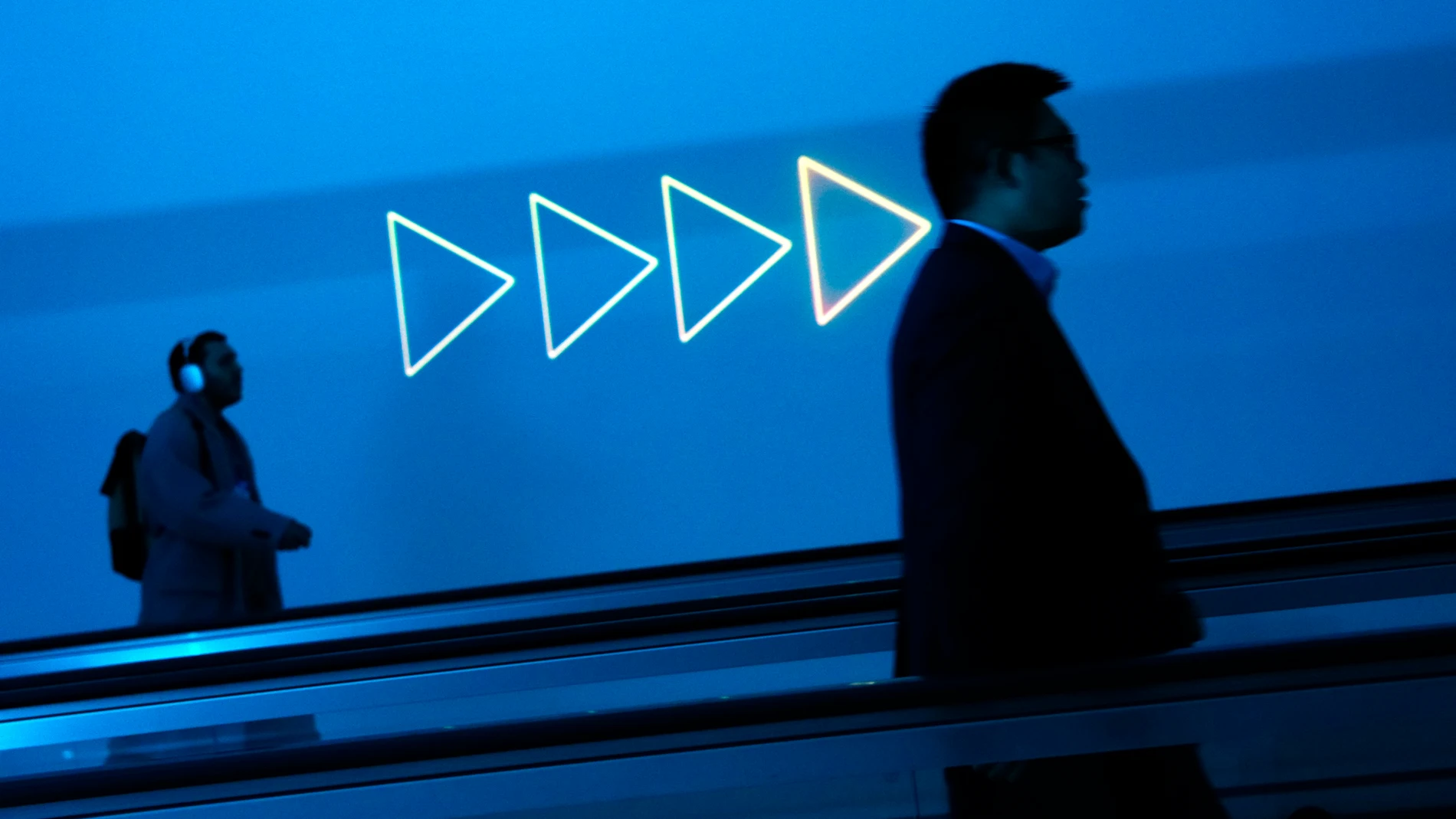 Dos congresistas en la pasada edición del Mobile World Congress