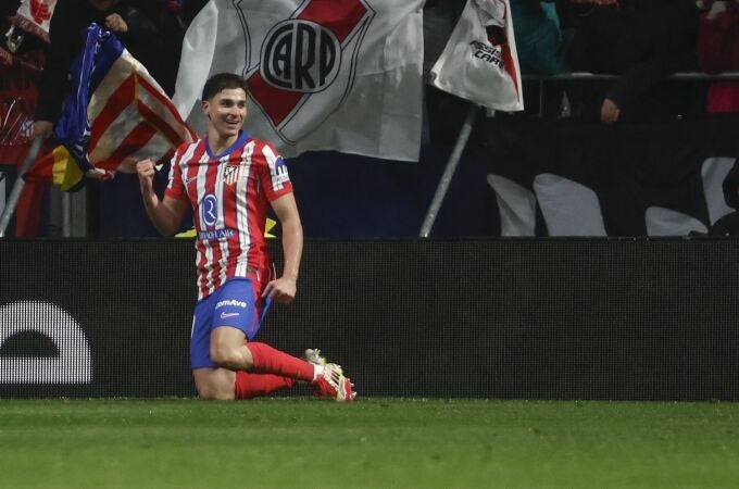 Julián Álvarez celebra su gol al Athletic