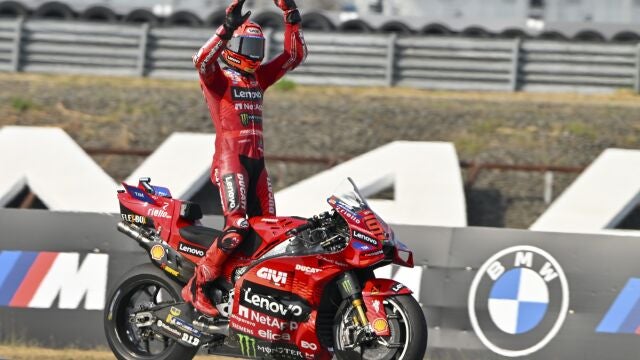 Marc Márquez, de pie sobre su moto, celebrando su doblete en Tailandia