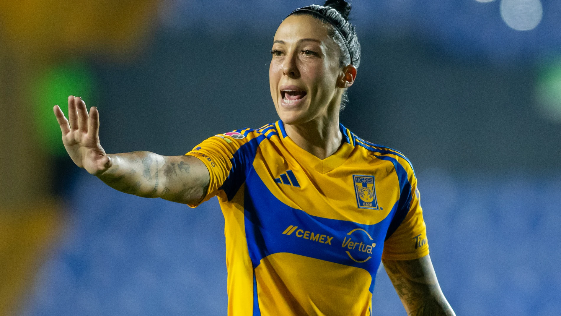 AME6301. MONTERREY (MÉXICO), 03/03/2025.- Jennifer Hermoso de Tigres reclama una jugada este lunes, en un partido correspondiente a la jornada 10 del Torneo Clausura 2025 de la Liga Femenil MX celebrado en el Estadio Universitario de la ciudad de Monterrey (México). EFE/Miguel Sierra