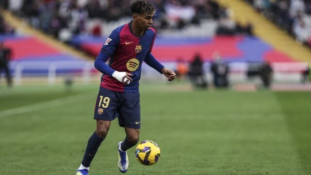 Lamine Yamal controla un balón en el partido ante la Real Sociedad