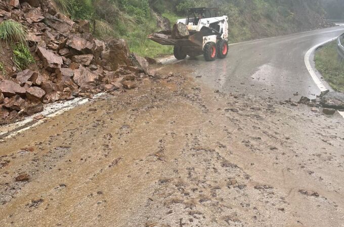 Trabajos en una carretera de la Serranía de Ronda afectada por las lluvias