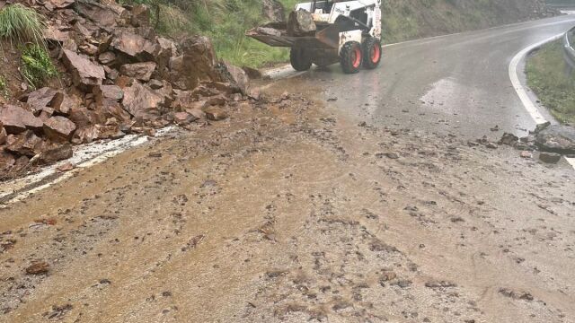 Trabajos en una carretera de la Serranía de Ronda afectada por las lluvias