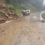 Trabajos en una carretera de la Serranía de Ronda afectada por las lluvias