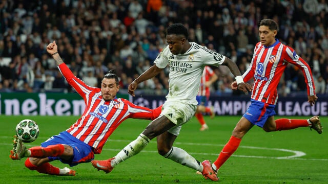 Vinicius y Giménez, en el último derbi