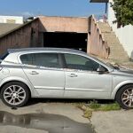 Un coche aparcado prohíbe el paso por riesgo de derrumbe