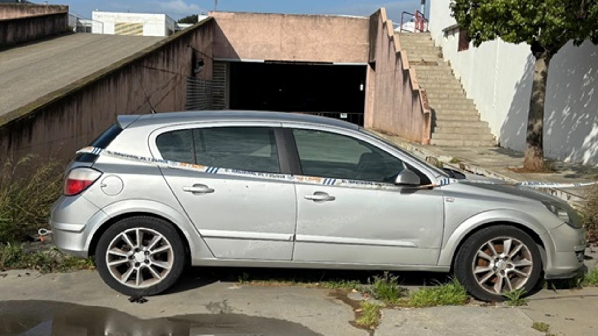 Un coche aparcado prohíbe el paso por riesgo de derrumbe