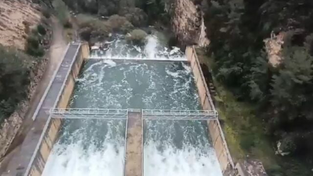 La presa de Ulldecona vierte por aliviadero, Regajo y Algar siguen desaguando y María Cristina asume bien el caudal
