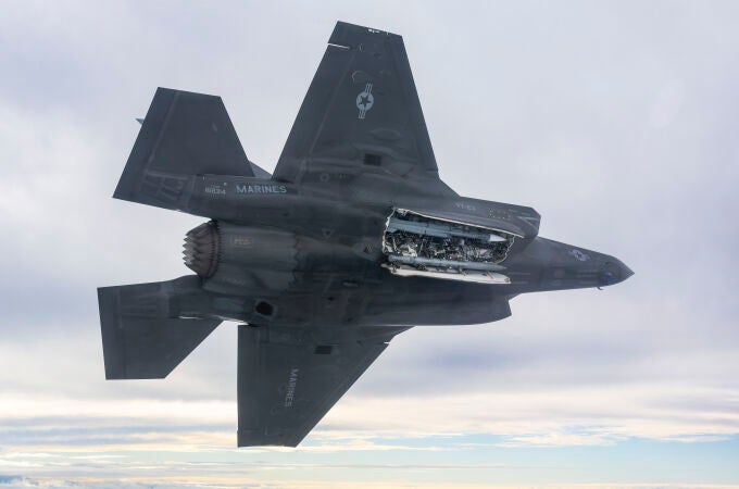 Misil Meteor de MBDA en la bahía de armas abierta de un avión F 35B del Cuerpo de Marines de EEUU. 