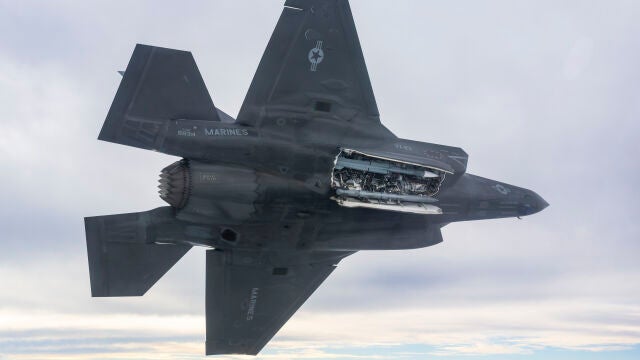 Misil Meteor de MBDA en la bahía de armas abierta de un avión F 35B del Cuerpo de Marines de EEUU. 