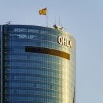 Edificio de cristal sede de la multinacional OHLA en la ciudad de Madrid
