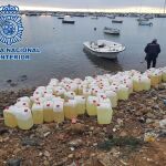 El narco también contamina: las garrafas de los "petaqueros" amenazan Doñana