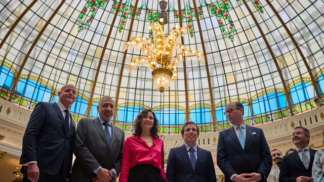 El Hotel Palace de Madrid reabre sus puertas tras su restauración. La presidenta de la Comunidad de Madrid isa