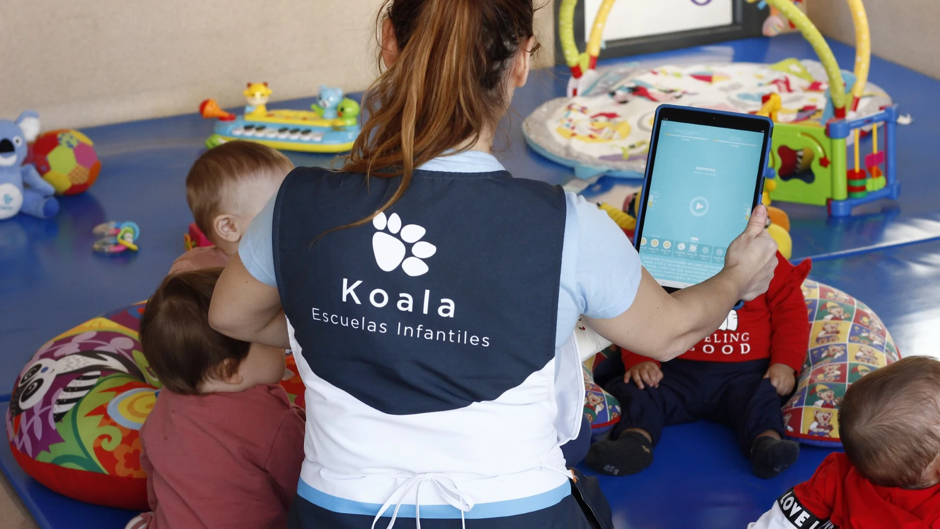 Una profesora junto a sus alumnos de Koala Escuelas en Valladolid