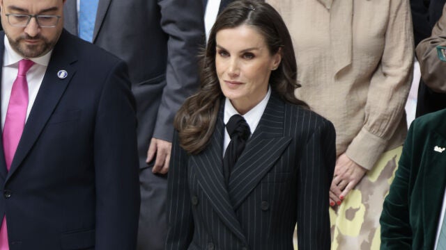La Reina Letizia con look masculino.