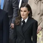 La Reina Letizia con look masculino.