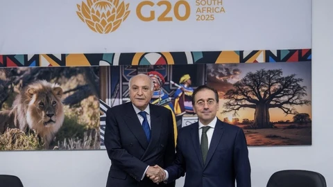 El ministro de Asuntos Exteriores, UE y Cooperación, José Manuel Albares, y el ministro de Exteriores de Argelia, Ahmed Attaf, se reúnen en los márgenes de la cumbre del G20 en Johannesburgo (Sudáfrica)