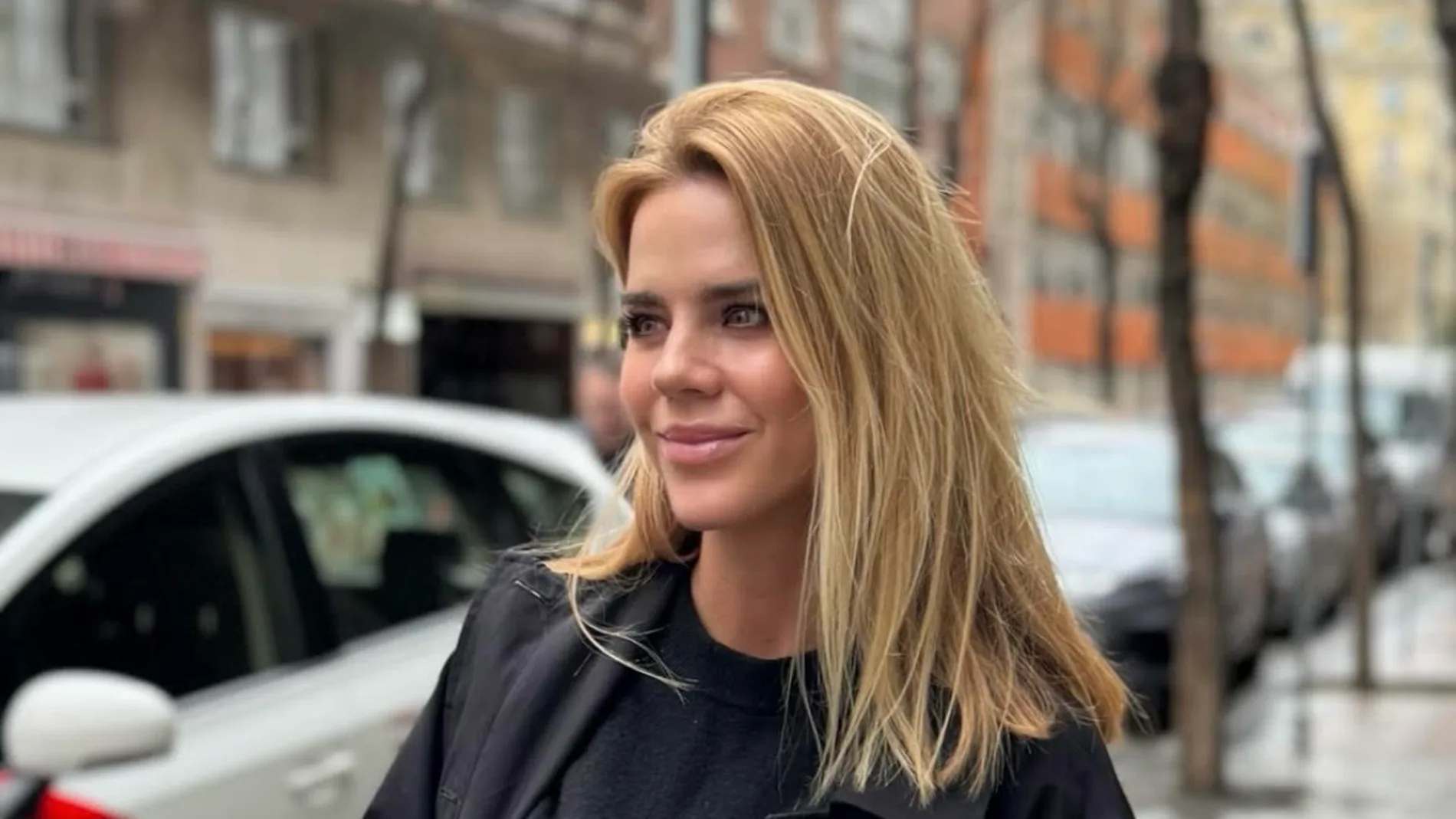 El look de Amelia Bono con zapatillas grises.