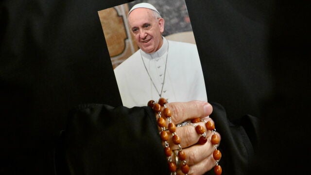 Rezo del rosario por el Papa Francisco en la Plaza de San Pedro