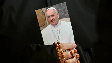 Rezo del rosario por el Papa Francisco en la Plaza de San Pedro