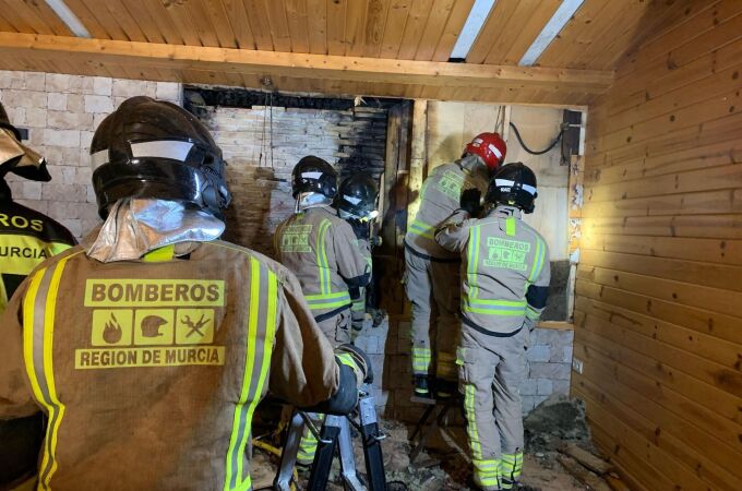 MURCIA.-Sucesos.- Bomberos del Consorcio apagan el incendio declarado en el techo de madera de una vivienda en Jumilla
