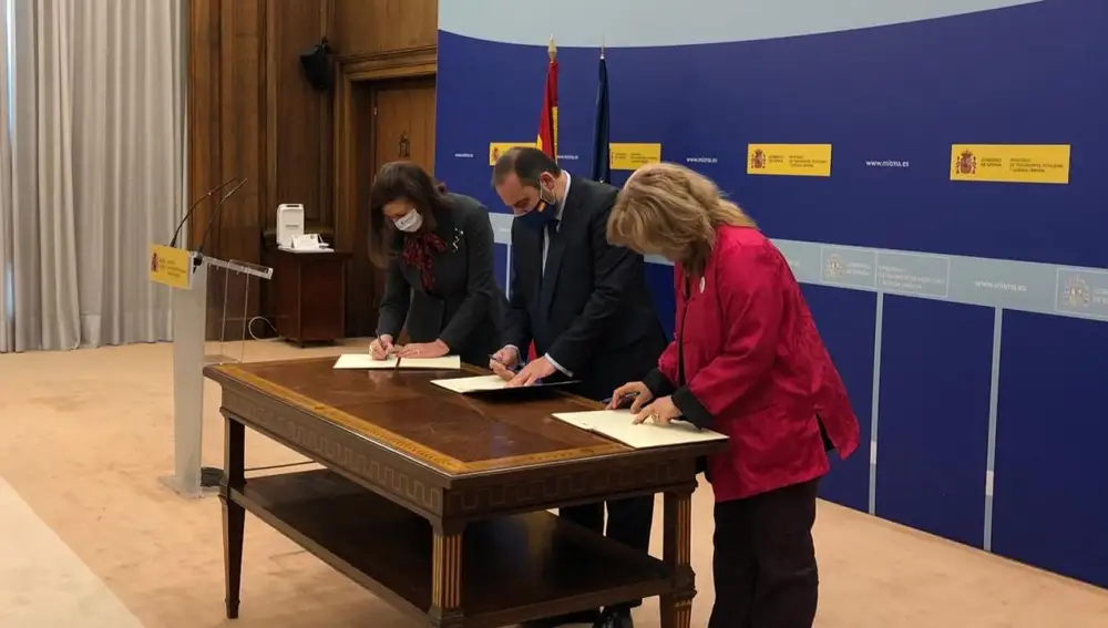 La firma de Ábalos para el convenio de la empresa pública donde trabajaba Jessica