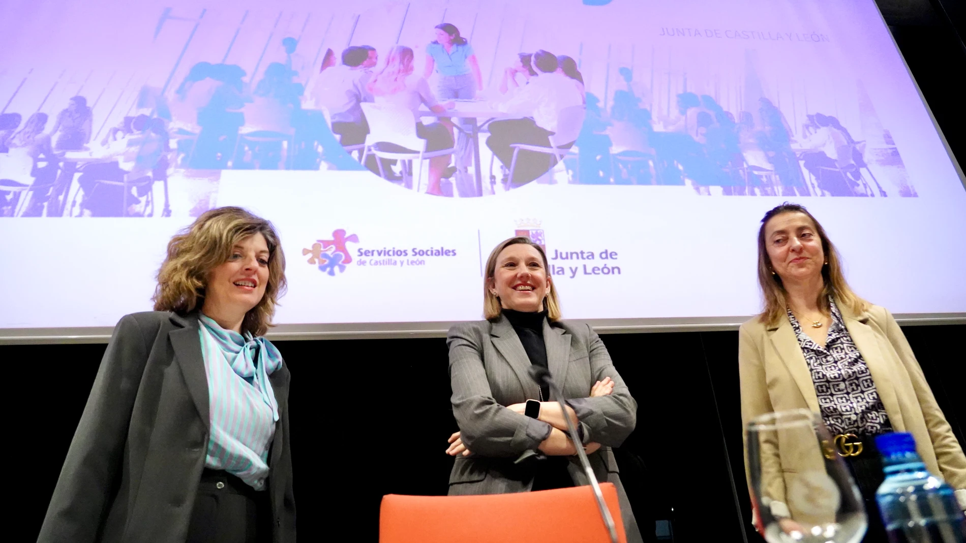 Isabel Blanco, Esperanza Vázquez y María Victoria Moreno durante el Consejo Regional de la Mujer