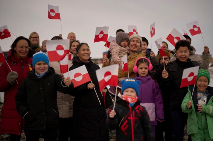 Simpatizantes de Qupanuk Olsen con banderas de Groenlandia en un mitin