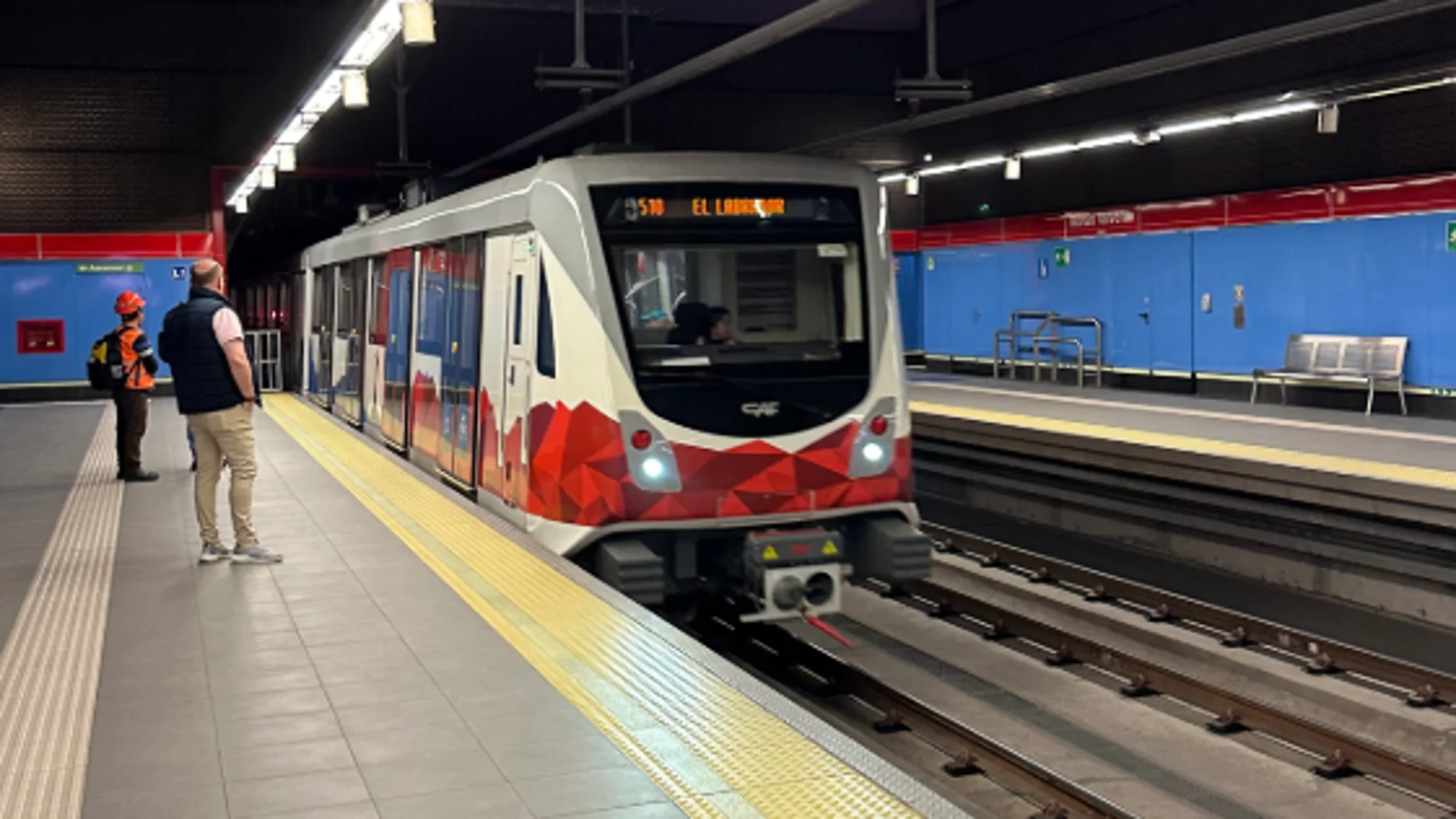 Tren de la línea 1 en la estación Morán Valverde. Metro de Quito (Ecuador)